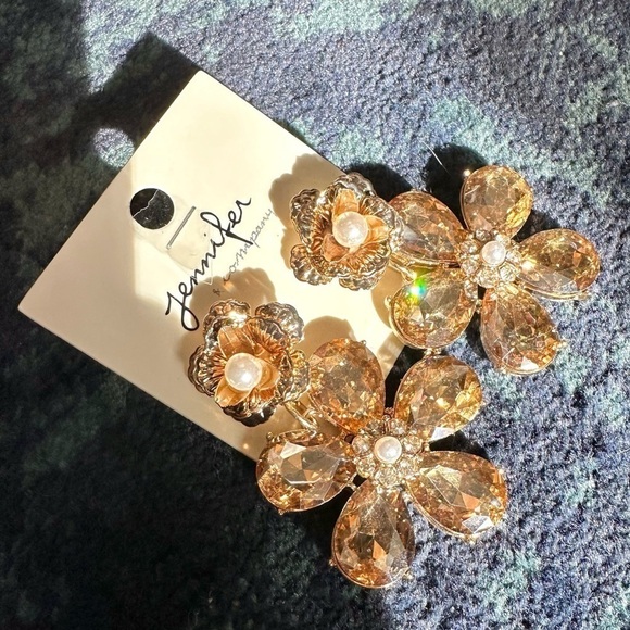 NWT oversized gold dangly flower earrings with pearls - Picture 2 of 10